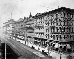 1878年頃、シカゴのマディソンストリートから北を望むステートストリートの東側 作： American Photographer