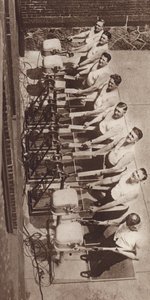 健康維持とダイエットのための電動バイブレーター（モノクロ写真） 作： アメリカの写真家