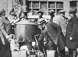 アメリカの禁酒法時代（1920～33年）に違法なアルコールスチルを発見した米国連邦捜査官（モノクロ写真 作： American Photographer