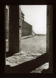 ハトシェプスト神殿前庭、ディアエルバーリ（ランタンスライド） 作： American Photographer