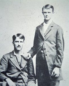 フランク（1843-1915）とジェシー・ジェームズ（1847-82）1870年頃（モノクロ写真 作： American Photographer