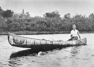 白樺のカヌーを漕ぐフランクリン・D・ルーズベルト（1882-1945）ニューブランズウィック州カンポベロ島にて 作： American Photographer