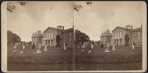 大邸宅と芝生の正面、オナイダコミュニティ、ニューヨーク州、1870年頃 作： American Photographer