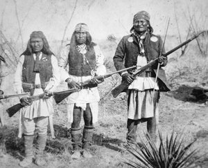 ジェロニモと3人のアパッチ族の戦士たち 作： American Photographer