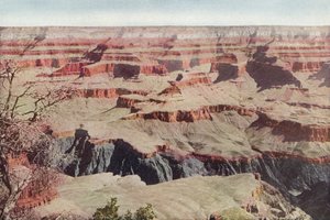 ヤバパイポイントの向かいにあるアリゾナ州グランドキャニオン（カラー写真） 作： American Photographer