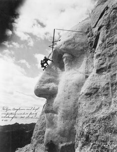 1932年、ラシュモア山でワシントンに関する調査を行っていたガッツォンボーグルム 作： American Photographer