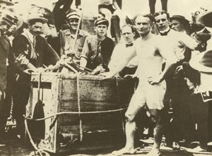 1907年、氷に覆われたデトロイト川に降ろされるハリー・フーディーニ（モノクロ写真） 作： アメリカの写真家