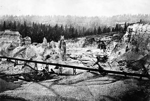 油圧鉱業、1860-80年頃 作： American Photographer