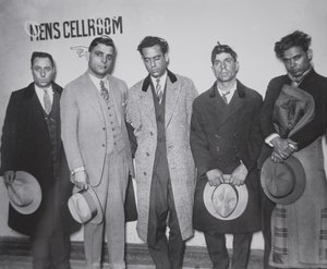 ジョー・アイエロ（1891-1930）と警察に拘束された子分たち 作： American Photographer