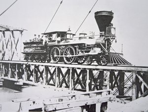 ポトマック川に架かるトレッスル橋を渡る米軍鉄道（ユニオン・アーミー）の機関車（モノクロ写真