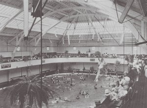カリフォルニア州ロングビーチバスハウスの内部（モノクロ写真） 作： アメリカの写真家