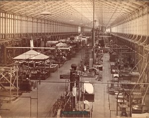 Machinery Hall、South Avenue、Philadelphia Centennial International Exhibition、1876（silver albumen print） 作： American Photographer