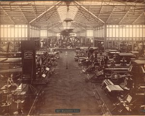 機械のホール、北端から、フィラデルフィア百周年記念国際展覧会、1876（銀の卵白印刷） 作： American Photographer
