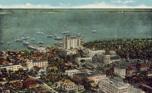 1925年頃、フロリダ州マイアミ：マイアミの鳥瞰図（カラー写真） 作： アメリカの写真家