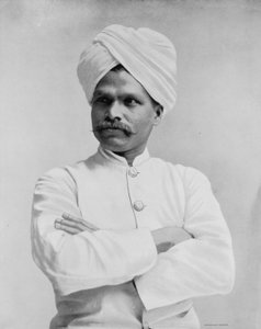 セイロンの伝統的な衣装を着た「東インド人」のD.ジョセフ氏（1893年頃）（モノクロ写真