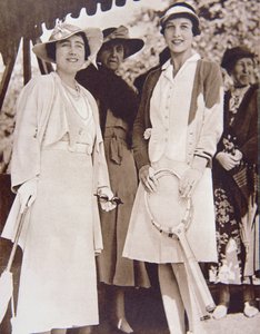 1935年、ウィンブルドンのオールイングランド・クラブでヨーク公爵夫人と対面するアメリカのテニスチャンピオン、ヘレン・ウィルス・ムーディ夫人（右）（モノクロ写真 作： American Photographer