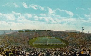 コネチカット州ニューヘイブン：8万人を収容するイェール大フットボール・スタジアム "ボウル"（カラー写真） 作： アメリカの写真家