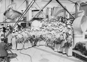 赤十字で、1914 作： American Photographer