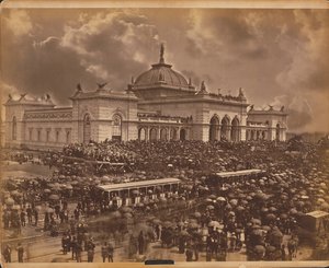 開会の日、「The Orators」、1876年のセンテニアル国際展、フィラデルフィア 作： American Photographer