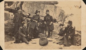 「ギアリー将軍のスタッフの一部。クリスマスの日、ルックアウト山頂にて撮影」、1863年（写真） 作： アメリカの写真家