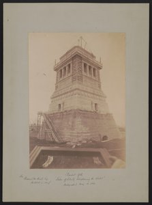 1886年5月16日、建設中にリチャードモリスハントによって設計された「世界を啓発する自由の女神」の台座 作： American Photographer