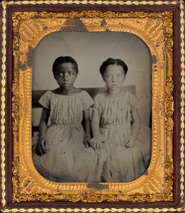 二人の少女の肖像,c.1860年（写真） 作： アメリカの写真家