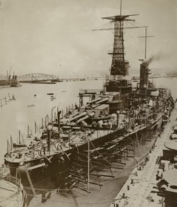 新しいアメリカの戦艦に最後の仕上げをする 作： American Photographer