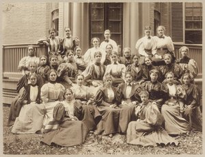 1896年のラドクリフクラス（モノクロ写真 作： American Photographer