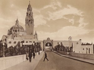 サンディエゴパナマ・カリフォルニア博覧会の西ゲート、タワーとカリフォルニア・ビルのドームが見える（モノクロ写真） 作： American Photographer