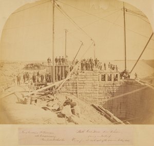 セントラルパークの建設中の新しい貯水池のサウスゲートハウス（アルブメンプリント） 作： American Photographer