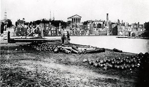 カナル・ベイスンの南側、バージニア州リッチモンド、1865年4月（モノクロ写真 作： American Photographer