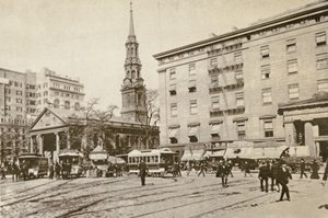 セントポールチャペルとアスターハウス、ニューヨーク市庁舎公園の外、1892年 作： American Photographer