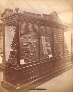 スタンレールールアンドレベル社の展示、センテニアルインターナショナルエキシビション、フィラデルフィア、1876（アルブメンプリント）