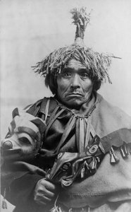 タコウ・インディアン・ドクター（アラスカ、1899年頃）（モノクロ写真 作： American Photographer