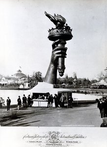自由の女神の手とトーチ、1876 作： American Photographer