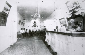 The Long Branch Saloon, Dodge City, Kansas, c.1880 (bw photo) 作： American Photographer