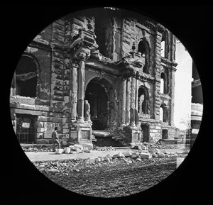 1871年の大シカゴの火の後の裁判所への西側の入り口（ガラスランタンスライド） 作： American Photographer