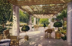 カリフォルニアの家の特徴であるパーゴラ（カラー写真） 作： American Photographer
