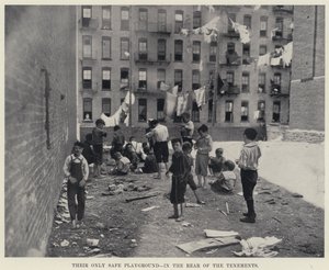 長屋の裏にある、唯一安全な遊び場（モノクロ写真 作： American Photographer