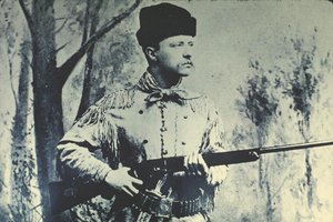 ハンティングドレスを着たセオドア・ルーズベルト、1885年頃（白黒写真） 作： American Photographer