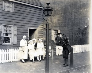 ハイストリートのタウンクライヤー、1926年（ゼラチンシルバープリント） 作： American Photographer