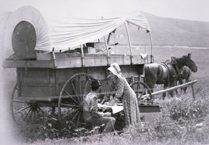 典型的な開拓者の幌馬車（モノクロ写真 作： American Photographer