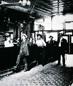 典型的なウエスタンサルーン 作： American Photographer
