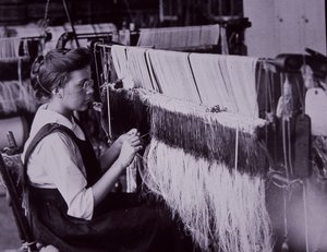 米国の繊維産業、マサチューセッツ州の綿花工場で働く繊維作業員、1900年頃（モノクロ写真 作： American Photographer