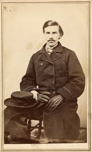 オーバーコートを着て、帽子と手袋をした身元不明の男性 作： American Photographer