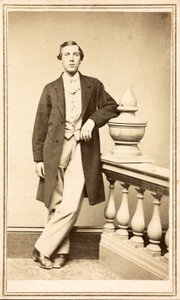 柱にもたれかかる上衣を着た未確認の男性 1860年～75年頃（アルビネン・プリント 作： American Photographer