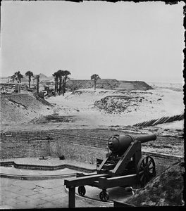 放棄されたフォートモールトリー、サウスカロライナ州チャールストンハーバー、1865年4月から東向き 作： American Photographer
