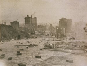 1906年の地震によって引き起こされた火災による煙のあるサンフランシスコのスカイラインの眺め 作： American Photographer