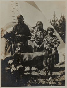 犬を連れた女性、2人の少女と子供、1900年頃。ゼラチンシルバーフォト 作： American Photographer