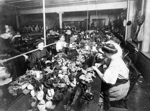 工場でテディベアを縫う女性、1915年 作： American Photographer